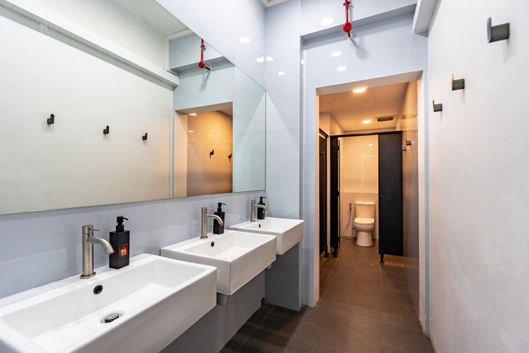 Bathroom 4, Rucksack Inn Tyrwhitt Road, Singapura
