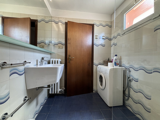 Bathroom 4, Verona Journeys, Verona