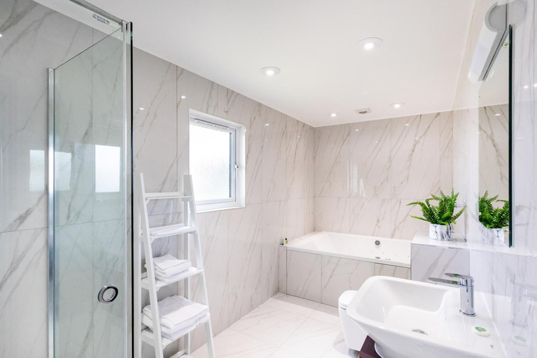 Bathroom 3, The Vale Golf & Country Club, Worcestershire