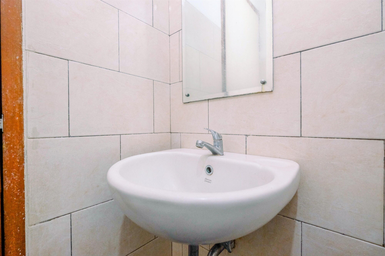 Bathroom 2, Cozy Living Studio Apartment At Margonda Residence 1, Depok