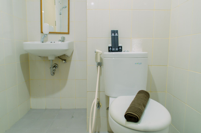 Bathroom 5, Comfortable And Minimalist Studio At Amethyst Apartment, Central Jakarta