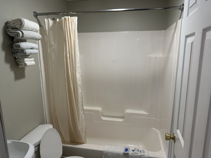 Bathroom 4, Economy Inn, Allegany