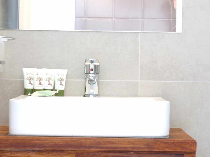 Bathroom 4, Sokrates Studios, South Aegean
