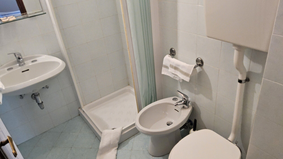 Bathroom 5, Hotel Verena Dependance, Pistoia