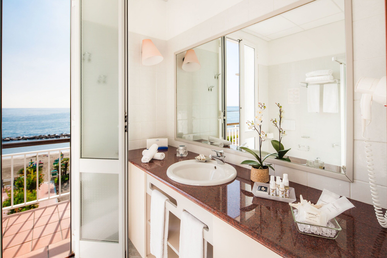 Bathroom 5, Hotel Gabriella, Imperia