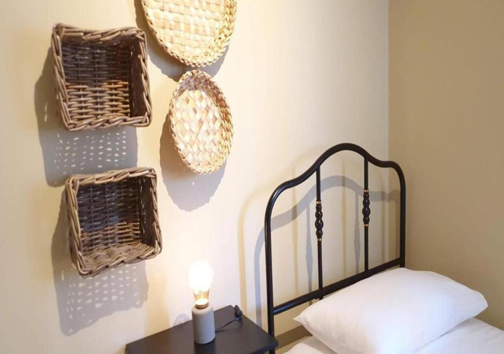Others 4, Interno 4 - Maselli, Bari