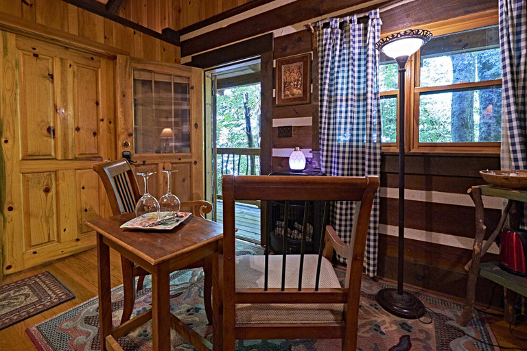 Room 5, Creekwalk Inn and Cabins, Cocke