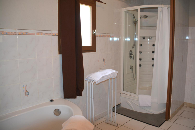Bathroom 3, Hotel Le Floreal, Aude