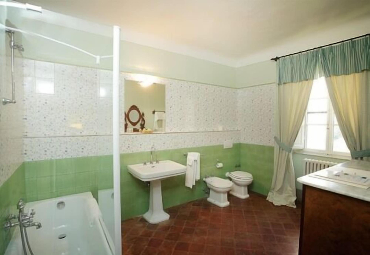 Bathroom 4, Badia a Coltibuono, Siena