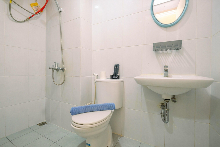 Bathroom 3, Nice And Cozy Studio Apartment At Patraland Urbano, Bekasi