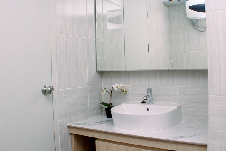 Bathroom 2, Modern Look And Restful Studio At 32Th Floor Vasanta Innopark Apartment, Cikarang