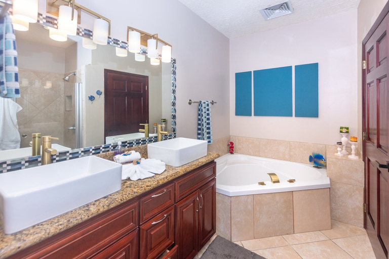 Bathroom 4, Villa Del Playa #1, Roatán