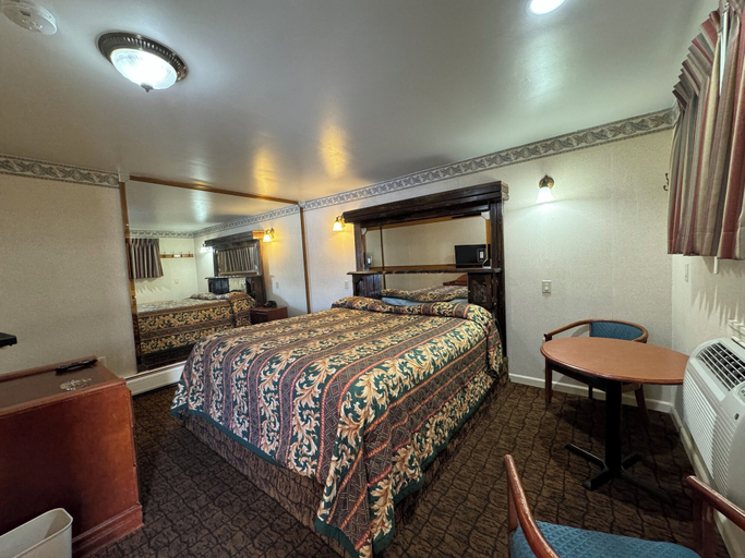 Bedroom 4, Royal Motel, Secaucus