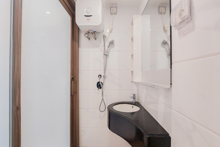 Bathroom 4, Cozy Design Studio At 21St Floor Sky House Bsd Apartment, Tangerang Selatan