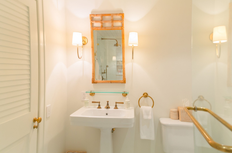 Bathroom 4, Eleven Bahama House