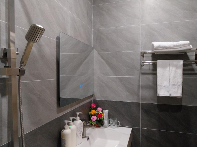 Bathroom 10