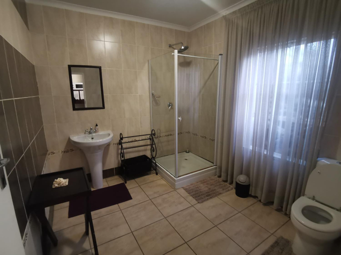 Bathroom 5, Sun Deck Lodge, Bojanala