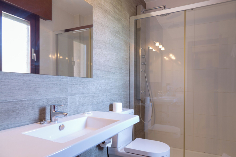 Bathroom 3, Apartamentos Los Arces, Cantabria