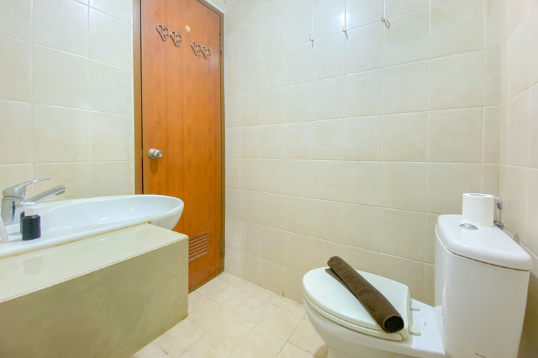 Bathroom 4, Minimalist And Comfy Studio Room Maple Park Sunter Apartment, Jakarta Utara