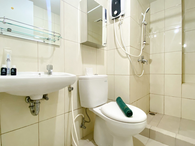 Bathroom 4, Homey And Nice 3Br At Springlake Summarecon Bekasi Apartment, Bekasi