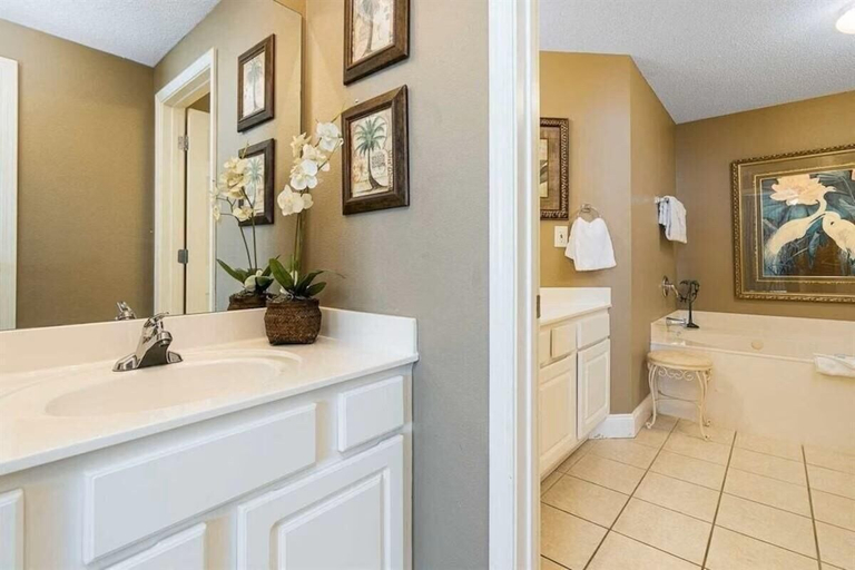 Bathroom 4, Palacio 1202, Escambia