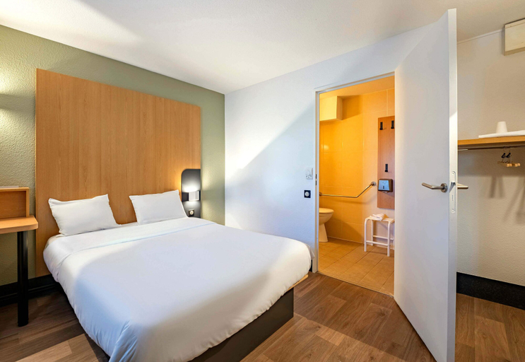 Bedroom 3, B&B Hotel Saint Etienne - La Terrasse, Loire