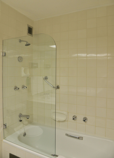 Bathroom 4, Cumberland Hotel Worcester, Cape Winelands