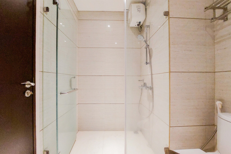 Bathroom 5, Comfort 2Br At Brooklyn Alam Sutera Apartment, Tangerang