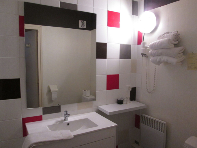 Bathroom 3, Hotel Les Gravades, Corrèze