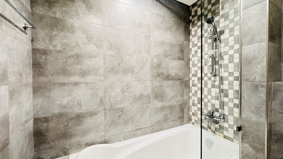 Bathroom 3, Spacious Studio Apartment Canal View Business Bay by Belvilla, Dubai