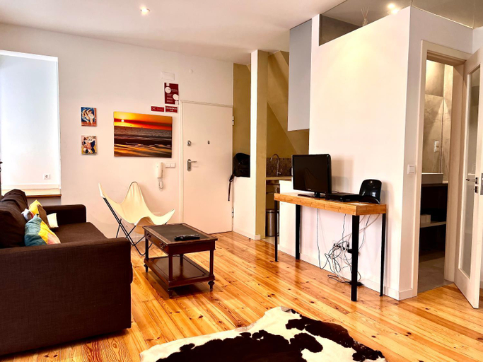 Shared lounge/TV area, Bright And Sunny Apartment, Lisbon