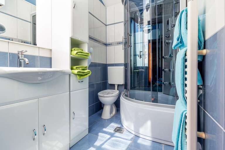 Bathroom, Dante Square Apartment, Pula