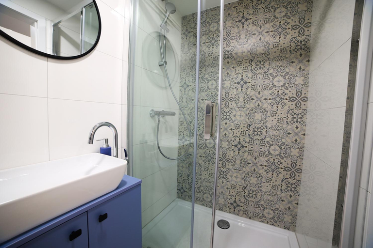 Bathroom 2, CracWoW Saint Sebastian Apartments, Kraków City