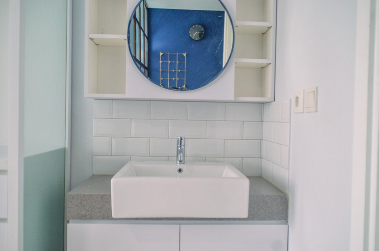 Bathroom 2, Nice And Cozy Studio At Paddington Heights Apartment, Tangerang