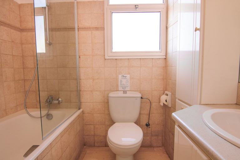 Bathroom, Phaedrus Living: Modern City View Flat Nafi