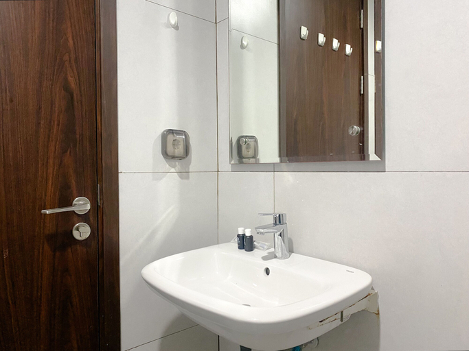 Bathroom 4, Modern Look And Comfy Studio At Pollux Chadstone Apartment, Cikarang