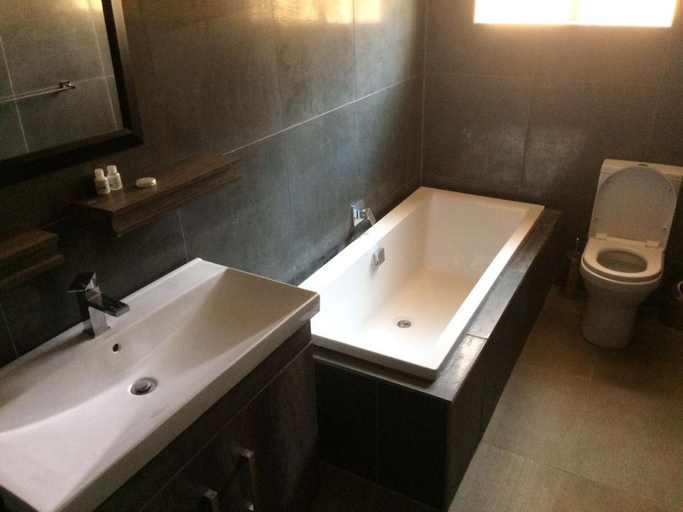 Bathroom 3, Goedehoop Guesthouse, Ngaka Modiri Molema