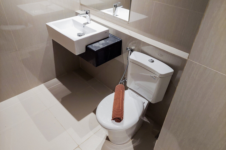 Bathroom 4, Cozy And Homey Studio At Bintaro Embarcadero Apartment, Tangerang Selatan
