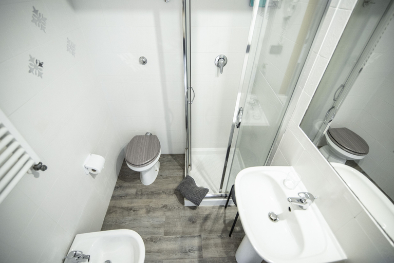 Bathroom 4, Hotel Dell'Urbe, Rome
