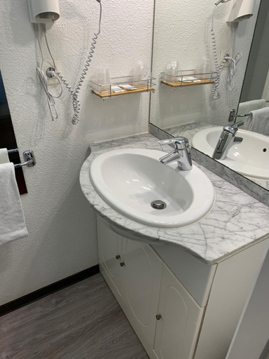 Bathroom 3, Ever Route 64 Brit Hotel Tarbes Ibos, Hautes-Pyrénées