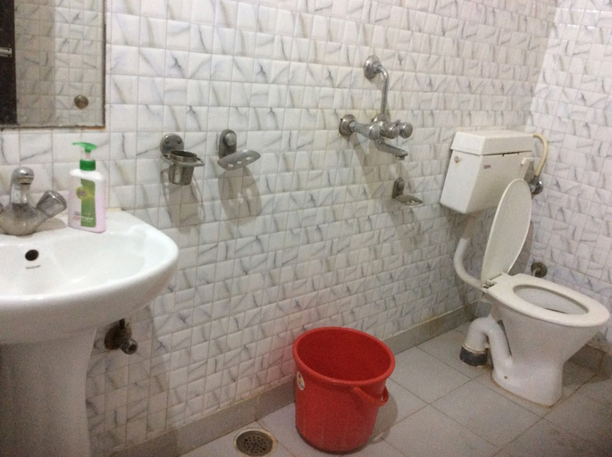 Bathroom, Hotel Golden Village Haridwar, Hardwar
