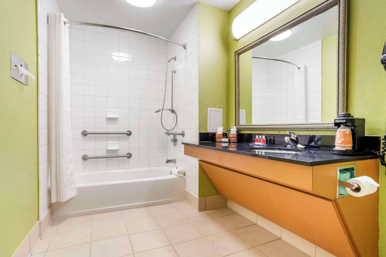 Bathroom 3, Econo Lodge Moss Point - Pascagoula, Jackson