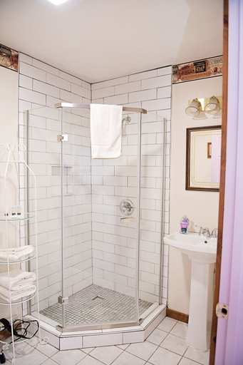 Bathroom 4, Berry Patch Bed and Breakfast, Lebanon
