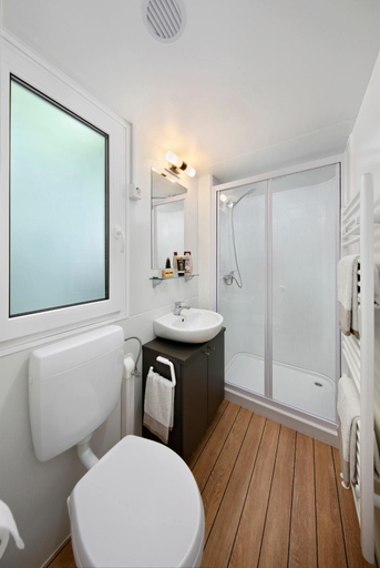 Bathroom 2, Knaus Campingpark Nurnberg, Nürnberg