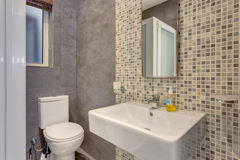 Bathroom, Modern Apartment Just off the Promenade