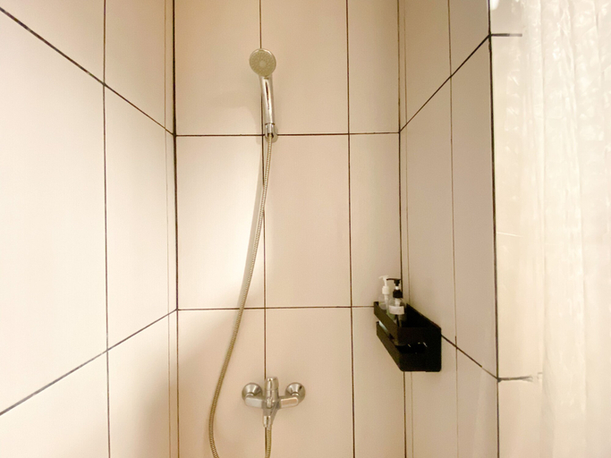 Bathroom 2, Best Modern Studio At Grand Kamala Lagoon Apartment, Bekasi