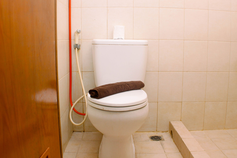 Bathroom 3, Warm And Homey Studio Room At Maple Park Sunter Apartment, North Jakarta