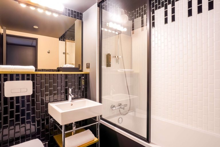 Bathroom 5, Hotel Kyriad Créteil/Bonneuil-sur-Marne, Val-de-Marne
