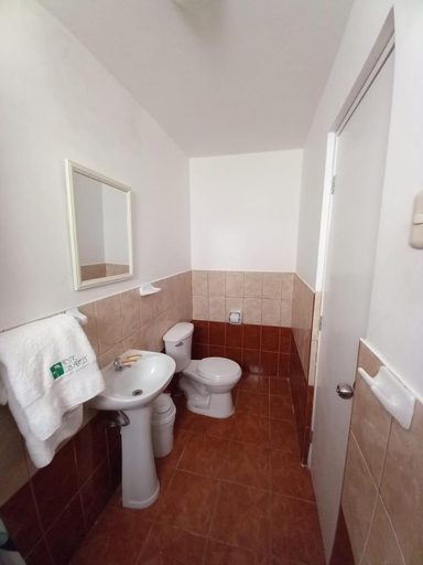 Bathroom 2, Hostal Los Frayles, Pisco