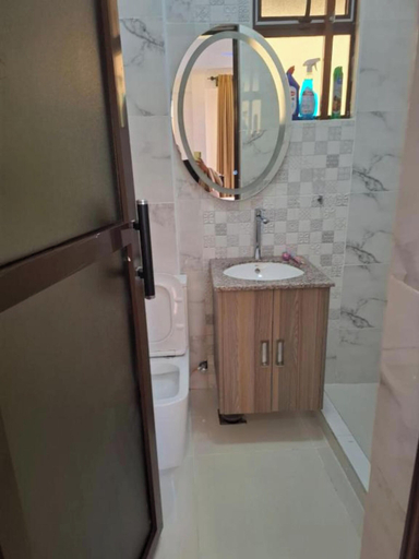 Bathroom 2, The Sailors Address, Gatanga